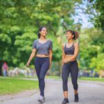 Ragazze che si allenano al parco