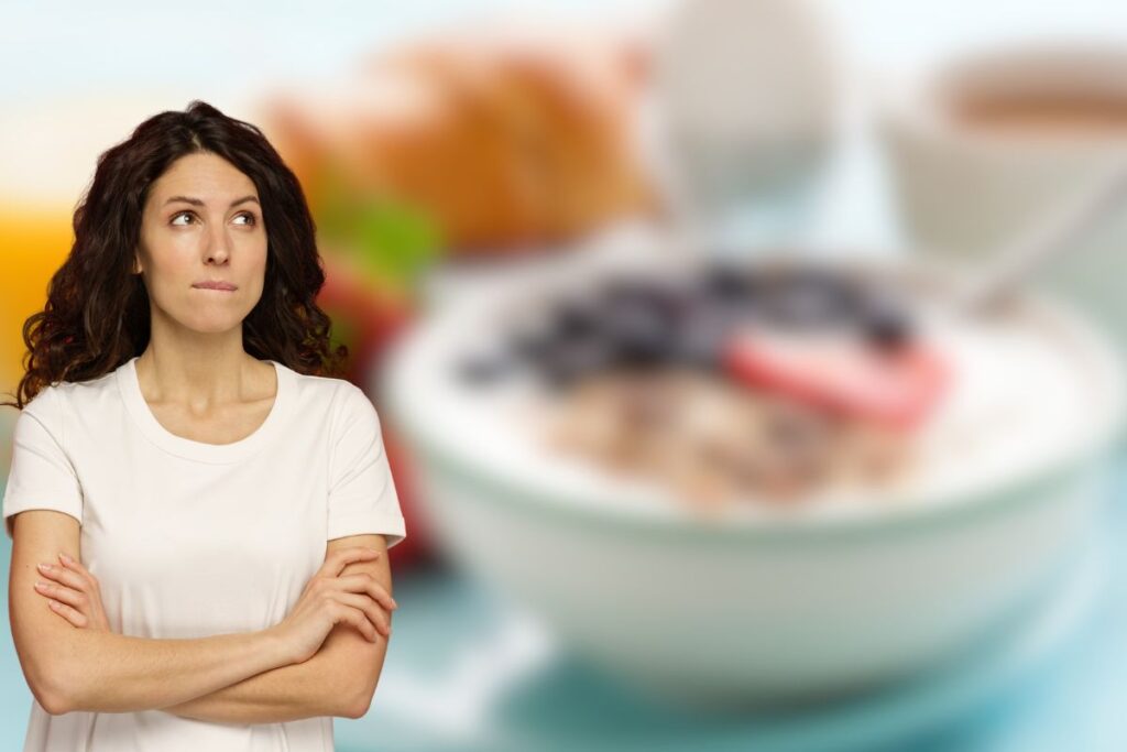 Budino a colazione e donna dubbiosa