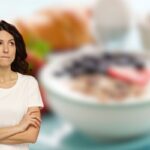 Budino a colazione e donna dubbiosa