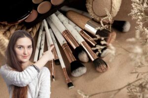 pennelli del trucco e donna che li indica