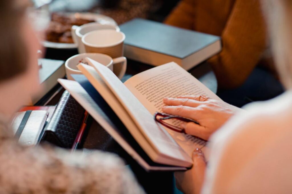 donna che legge un libro